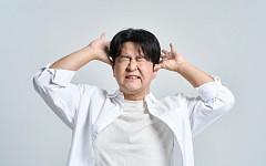 귀에서 ‘삐-’ 소리 난다면?…이명, 청력 저하 신호일 수도[e건강~쏙]