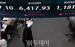 숨 고른 삼성전자·SK하이닉스…이달 개미 ‘10조’ 팔고 외국인 ‘3조’ 샀다