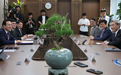 박홍근 장관, 신현송 한은 총재에 소나무 선물⋯"새로운 협력의 길 열자" [종합]