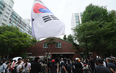 '투표함 반출 저지' 시위 속 잠실 투표소 관계자 병원 이송