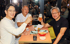 젠슨 황의 ‘삼소’ 만찬…주류업계, 테이블 위 ‘소맥 전쟁’ 막 올랐다