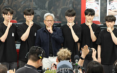 엔비디아 젠슨 황, T1 베이스캠프 방문…페이커 포즈 '인증샷' [포토]