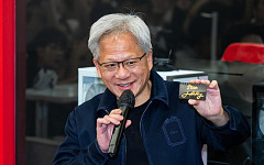 젠슨 황, ‘RTX 스파크’ 선물 [포토]