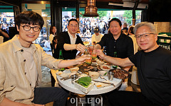 술잔 부딪히는 젠슨 황-최태원-구광모-이해진 [포토]