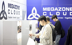 AI 페스타 26, 메가존클라우드 부스 둘러보는 참관객들 [포토]
