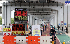 보행전용교 공사로 차량 통제된 잠수교 [포토]