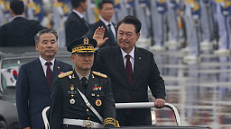 국군의날 기념식, 열병하는 윤석열 대통령