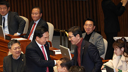 의원들과 인사하는 김기현 전 대표