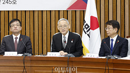 인사말하는 유인촌·박상우·오영주·김주현·방기선