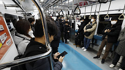열차 한칸 의자 없이 운행하는 서울 지하철 4호선