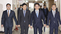 주택 주요 정책 브리핑 입장하는 박상우 국토부 장관과 국무위원들