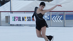 서울광장 스케이트장 10만 명 돌파 이벤트, 피겨공연 펼치는 황지영-이래인