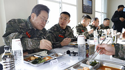 해병 장병들과 식사하는 이재명 민주당 대표
