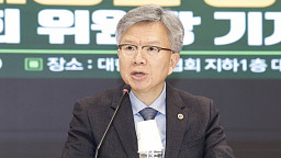 기자회견하는 김택우 대한의사협회 비상대책위원회 위원장 겸 투쟁위원장