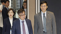 한국은행-KDI 노동시장 세미나 참석하는 이창용 총재와 조동철 원장