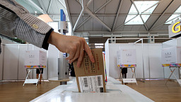 "여행가기 전에도 '꾹'" 인천공항 사전투표소 찾은 유권자들