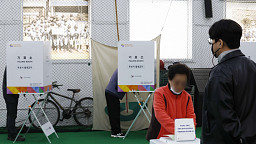 제22대 국회의원선거, '야구실내연습장에서 투표를' [포토]