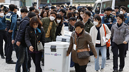총선 투표함 옮기는 개표사무원들