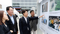 한국보도사진전 관람하는 개혁신당 이준석 대표와 당선인들