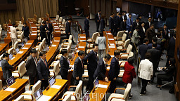 '채상병 특검법' 상정에 퇴장하는 국민의힘 의원들 [포토]