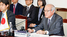 한일 재무장관회의, 모두발언하는 스즈키 슌이치 일본 재무장관