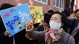 일성여고, 만학도 수능시험 합격 기원 떡 전달식