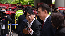'탈당' 윤석열, 묵묵부답 두번째 포토라인