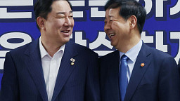 새정부 경제성장전략 당정협의, 손잡은 김병기-구윤철