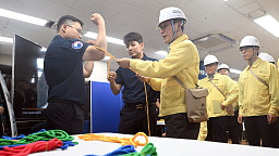 정부서울청사 공습대비 민방위 훈련하는 김민석 국무총리