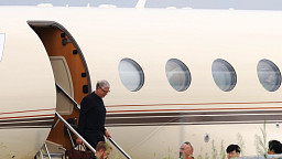 '3년만에 방한' 미소 지으며 입국하는 빌 게이츠