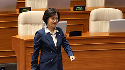 법사위원장 당선, 미소짓는 추미애