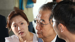 한덕수 전 총리 내란특검 3차 출석, 질문엔 '침묵'