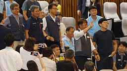 노란봉투법 국회 본회의 통과, 박수치는 노동계