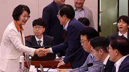 법사위, 추미애 위원장 첫 회의