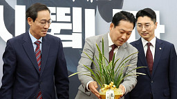 이재명 대통령 축하난 받는 장동혁 국민의힘 대표