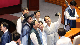 국회 개회식, 한복 vs 상복