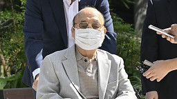 '김건희 목걸이 선물' 이봉관 서희건설 회장, 특검 출석