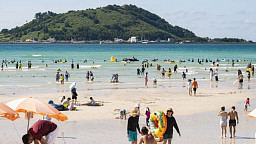 늦더위 효과?... 해수욕장은 성업 중