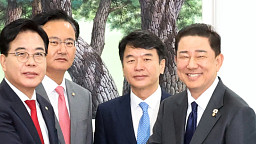 김병기-송언석 원내대표 회동, 웃으면서 '시작'