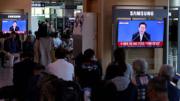 이재명 대통령 취임 100일 기자회견 시청하는 시민들