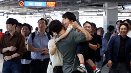 '아빠 보고싶었어요' 귀국한 美 조지아주 구금 근로자들