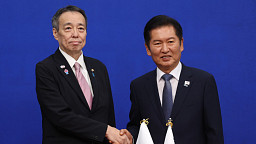 악수하는 정청래-미즈시마 고이치 주한일본대사