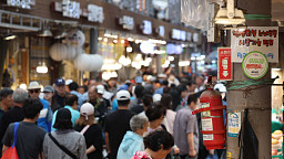 2차 민생쿠폰 지급 D-1, 추석 앞두고 붐비는 전통시장