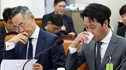 국회 찾은 조좌진 롯데카드 대표-윤종하 MBK파트너스 부회장