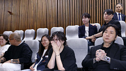 본회의, 문신사법안 '가결'…눈물 흘리는 타투이스트