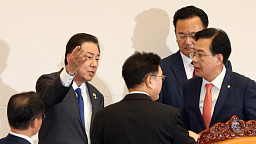 무효표 관련 여야 원내대표와 논의하는 우원식 의장