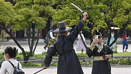 '케데헌 열풍' 한복 입고 경복궁 찾은 외국인 관광객들