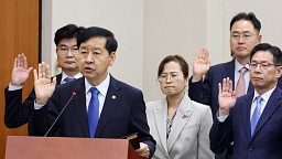 이재명 정부 첫 국감, 선서하는 구윤철 부총리