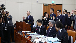 정무위 국감, 선서하는 증인들