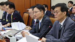 기재위 종합감사, 답변하는 이창용 한국은행 총재
